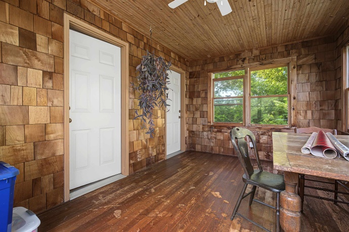 652 US Highway 20 E, ELIZABETH, Illinois 61028, 10 Bedrooms Bedrooms, ,10 BathroomsBathrooms,House,For Sale,US Highway 20 E,202604028