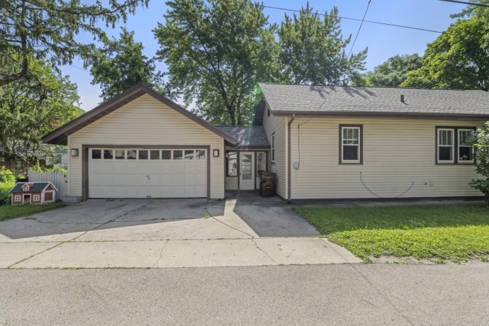 1611 YONGE, ROCKFORD, Illinois 61103, 2 Bedrooms Bedrooms, ,1 BathroomBathrooms,House,For Sale,YONGE,202604053