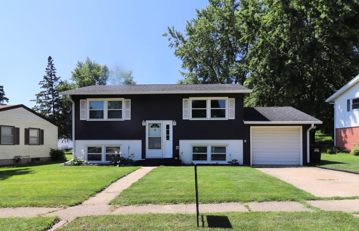 1719 Revere, FREEPORT, Illinois 61032, 4 Bedrooms Bedrooms, ,1 BathroomBathrooms,House,For Sale,Revere,202604074
