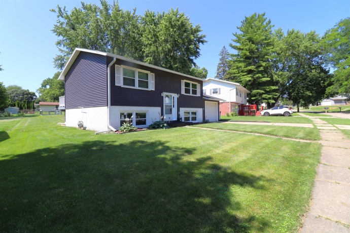 1719 Revere, FREEPORT, Illinois 61032, 4 Bedrooms Bedrooms, ,1 BathroomBathrooms,House,For Sale,Revere,202604074