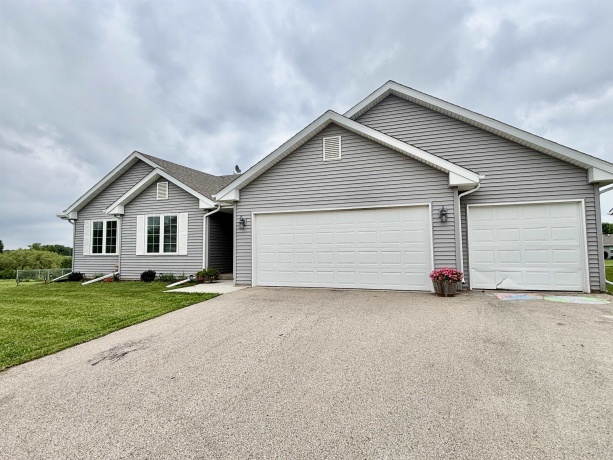 205 Sundance, CAPRON, Illinois 61012, 3 Bedrooms Bedrooms, ,2 BathroomsBathrooms,House,For Sale,Sundance,202604093