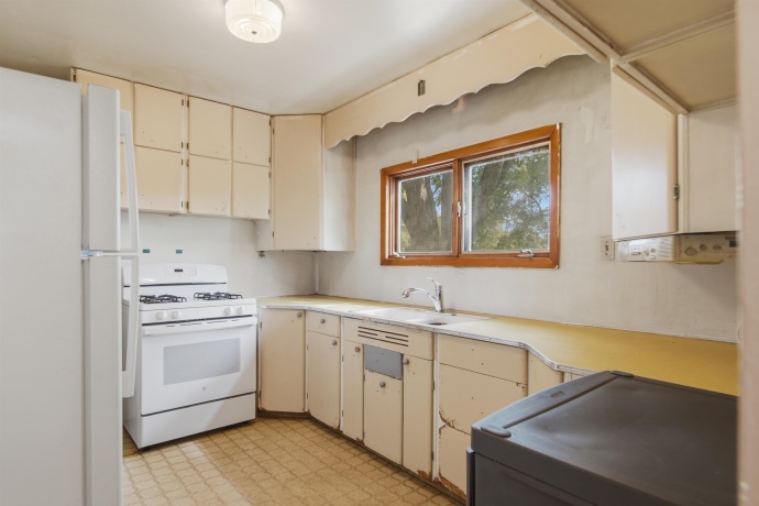 1009 Chicago, DIXON, Illinois 61021, 3 Bedrooms Bedrooms, ,1 BathroomBathrooms,House,For Sale,Chicago,202604119