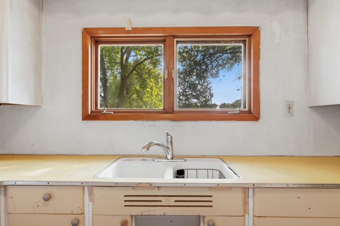 1009 Chicago, DIXON, Illinois 61021, 3 Bedrooms Bedrooms, ,1 BathroomBathrooms,House,For Sale,Chicago,202604119