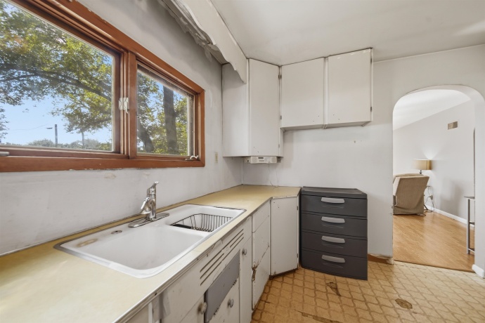1009 Chicago, DIXON, Illinois 61021, 3 Bedrooms Bedrooms, ,1 BathroomBathrooms,House,For Sale,Chicago,202604119