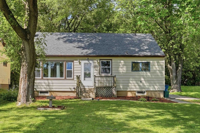 1009 Chicago, DIXON, Illinois 61021, 3 Bedrooms Bedrooms, ,1 BathroomBathrooms,House,For Sale,Chicago,202604119