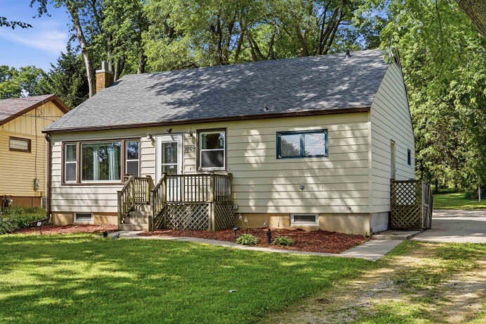 1009 Chicago, DIXON, Illinois 61021, 3 Bedrooms Bedrooms, ,1 BathroomBathrooms,House,For Sale,Chicago,202604119