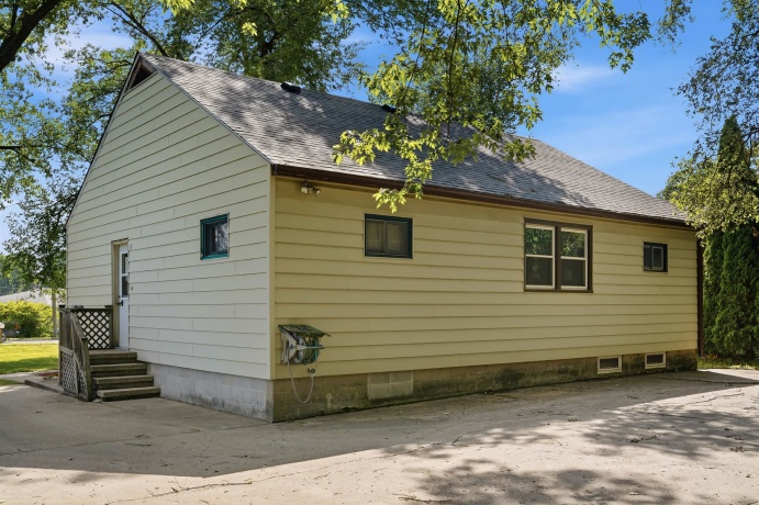 1009 Chicago, DIXON, Illinois 61021, 3 Bedrooms Bedrooms, ,1 BathroomBathrooms,House,For Sale,Chicago,202604119