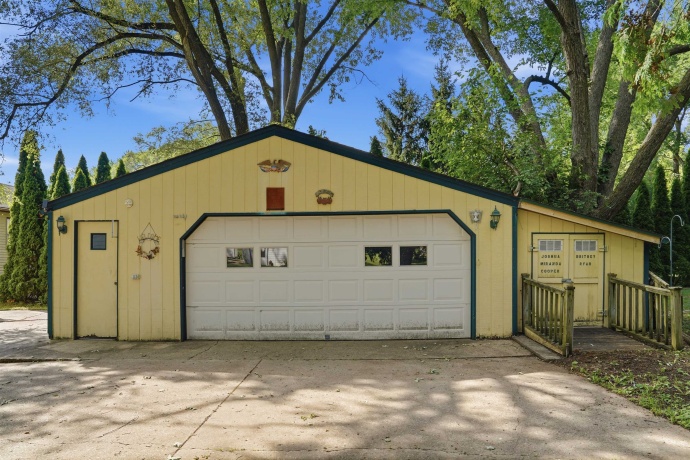 1009 Chicago, DIXON, Illinois 61021, 3 Bedrooms Bedrooms, ,1 BathroomBathrooms,House,For Sale,Chicago,202604119