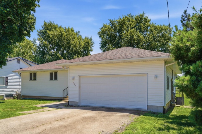 2004 4th, DIXON, Illinois 61021, 5 Bedrooms Bedrooms, ,2 BathroomsBathrooms,House,For Sale,4th,202604146