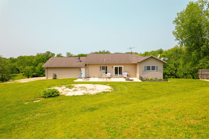 9304 Ellis, FENTON, Illinois 61251, 2 Bedrooms Bedrooms, ,1 BathroomBathrooms,House,For Sale,Ellis,202604251