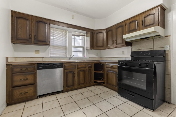 2215 13th, ROCKFORD, Illinois 61104, ,2 Units,For Sale,13th,202604280
