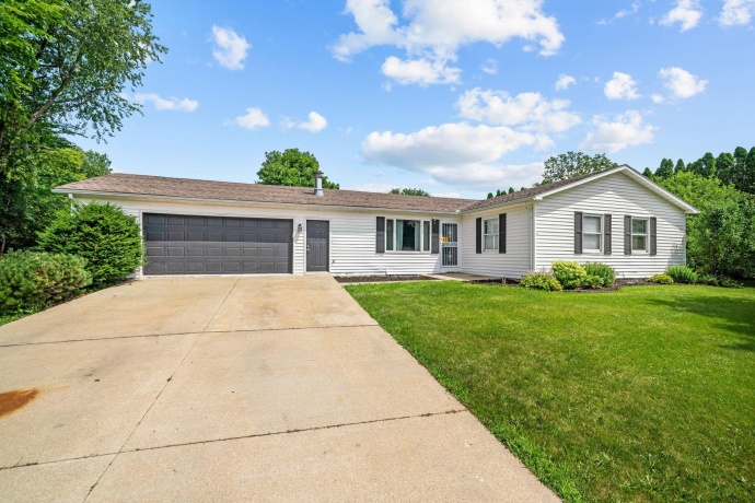 649 Sioux, FREEPORT, Illinois 61032, 6 Bedrooms Bedrooms, ,3 BathroomsBathrooms,House,For Sale,Sioux,202604295
