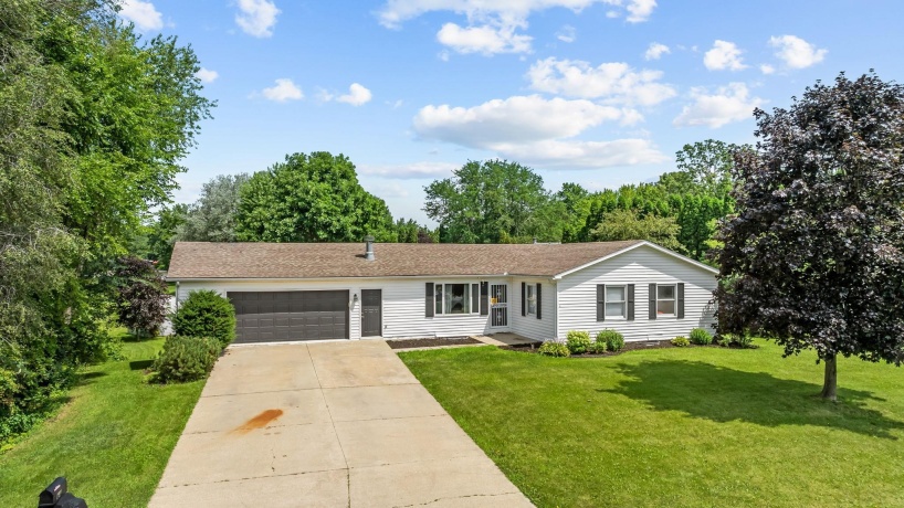 649 Sioux, FREEPORT, Illinois 61032, 6 Bedrooms Bedrooms, ,3 BathroomsBathrooms,House,For Sale,Sioux,202604295