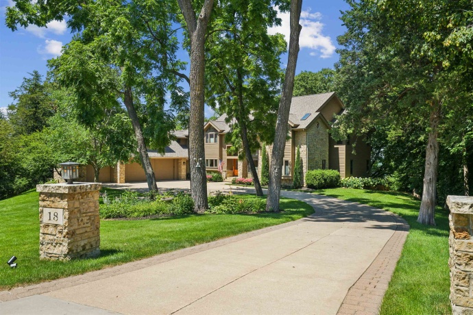 18 Sunrise, GALENA, Illinois 61036, 4 Bedrooms Bedrooms, ,5 BathroomsBathrooms,House,For Sale,Sunrise,202604307