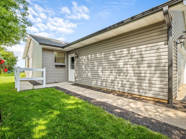 207 Tamarack Hollow, POPLAR GROVE, Illinois 61065, 3 Bedrooms Bedrooms, ,2 BathroomsBathrooms,House,For Sale,Tamarack Hollow,202604020