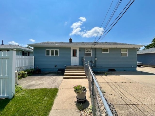 422 8th, BELVIDERE, Illinois 61008, 3 Bedrooms Bedrooms, ,1 BathroomBathrooms,House,For Sale,8th,202604153