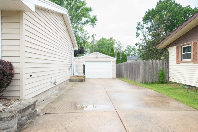 1527 Main, BELVIDERE, Illinois 61008, 3 Bedrooms Bedrooms, ,1 BathroomBathrooms,House,For Sale,Main,202604353