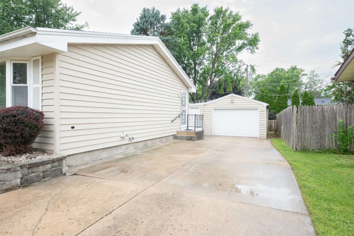 1527 Main, BELVIDERE, Illinois 61008, 3 Bedrooms Bedrooms, ,1 BathroomBathrooms,House,For Sale,Main,202604353