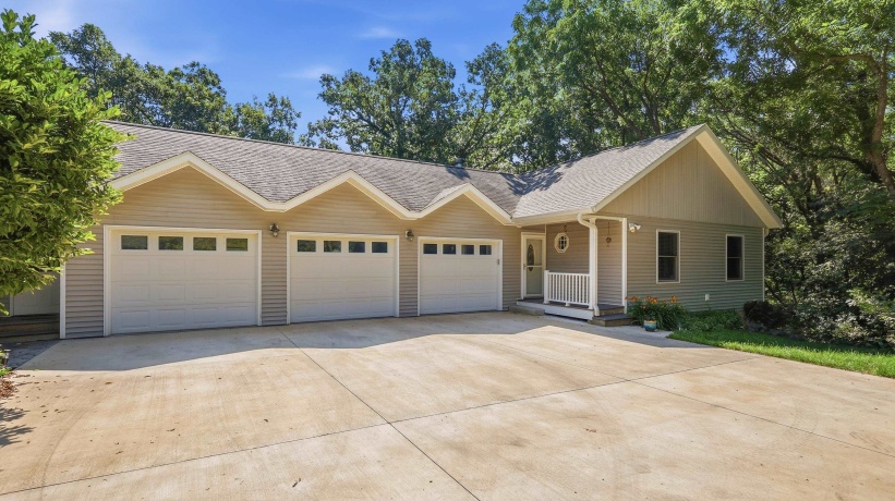 6A6 Hampton, APPLE RIVER, Illinois 61001, 6 Bedrooms Bedrooms, ,3 BathroomsBathrooms,House,For Sale,Hampton,202604393
