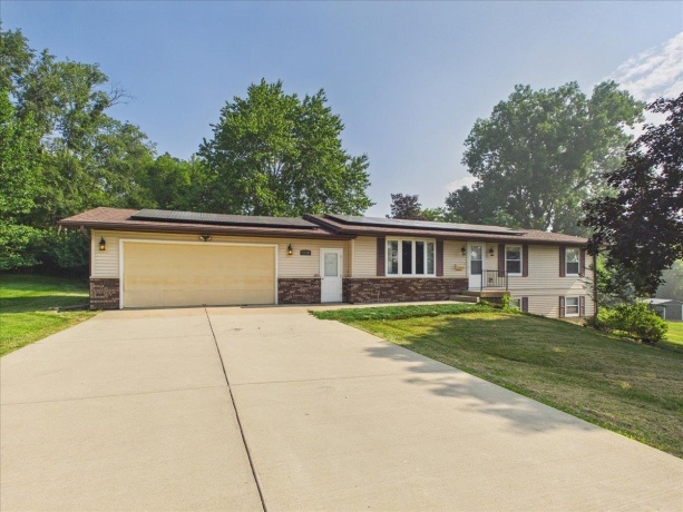 1114 Lynwood, FREEPORT, Illinois 61032, 3 Bedrooms Bedrooms, ,2 BathroomsBathrooms,House,For Sale,Lynwood,202604480