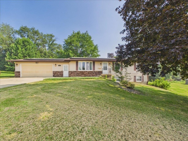 1114 Lynwood, FREEPORT, Illinois 61032, 3 Bedrooms Bedrooms, ,2 BathroomsBathrooms,House,For Sale,Lynwood,202604480