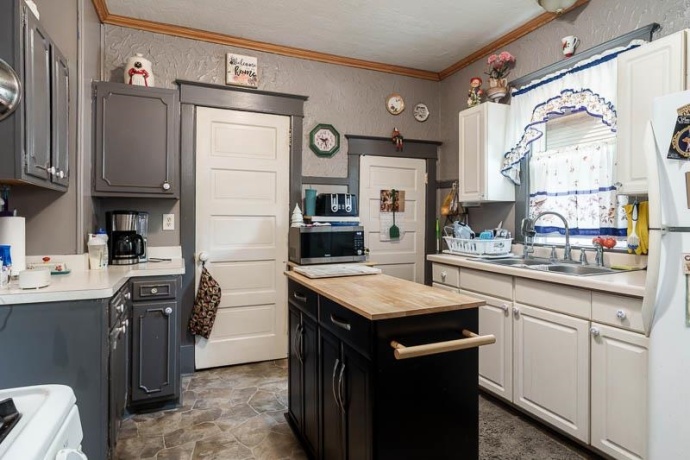 1810 8th, ROCKFORD, Illinois 61104, 3 Bedrooms Bedrooms, ,1 BathroomBathrooms,House,For Sale,8th,202604521