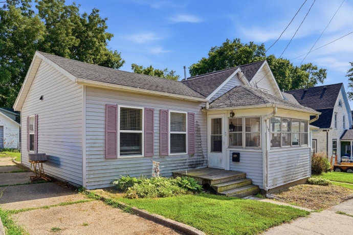 418 3rd, DIXON, Illinois 61021, 2 Bedrooms Bedrooms, ,1 BathroomBathrooms,House,For Sale,3rd,202604527