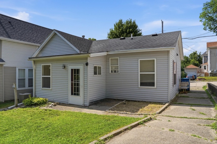 418 3rd, DIXON, Illinois 61021, 2 Bedrooms Bedrooms, ,1 BathroomBathrooms,House,For Sale,3rd,202604527