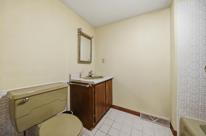15721 Lakeside, STERLING, Illinois 61081, 4 Bedrooms Bedrooms, ,3 BathroomsBathrooms,House,For Sale,Lakeside,202604560