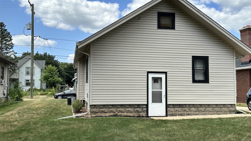 1621 Latham, ROCKFORD, Illinois 61103, 2 Bedrooms Bedrooms, ,1 BathroomBathrooms,House,For Sale,Latham,202604626