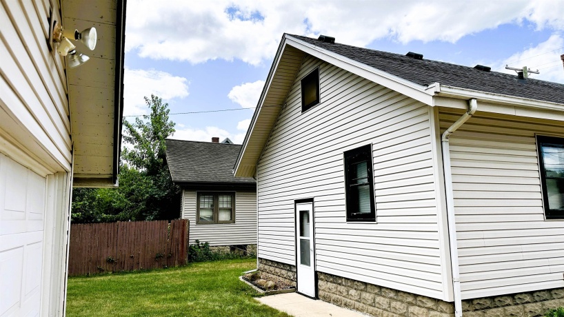 1621 Latham, ROCKFORD, Illinois 61103, 2 Bedrooms Bedrooms, ,1 BathroomBathrooms,House,For Sale,Latham,202604626