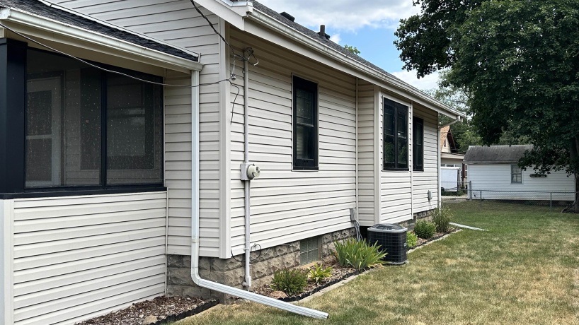 1621 Latham, ROCKFORD, Illinois 61103, 2 Bedrooms Bedrooms, ,1 BathroomBathrooms,House,For Sale,Latham,202604626