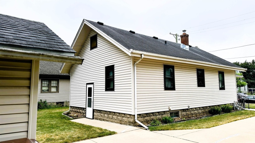1621 Latham, ROCKFORD, Illinois 61103, 2 Bedrooms Bedrooms, ,1 BathroomBathrooms,House,For Sale,Latham,202604626