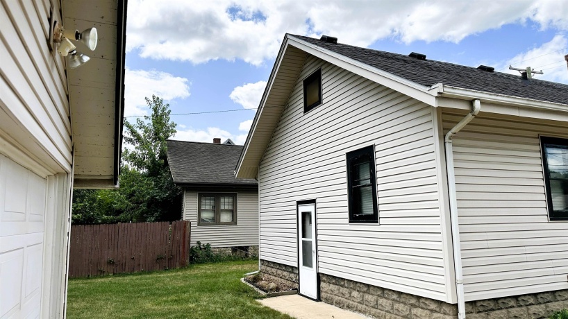 1621 Latham, ROCKFORD, Illinois 61103, 2 Bedrooms Bedrooms, ,1 BathroomBathrooms,House,For Sale,Latham,202604626