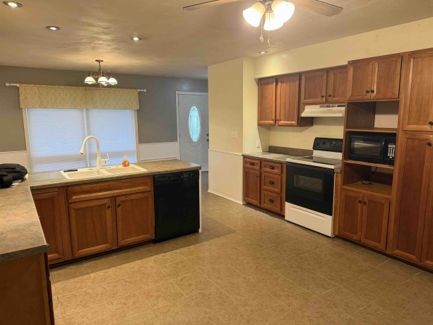 602 Center, LENA, Illinois 61048, 3 Bedrooms Bedrooms, ,2 BathroomsBathrooms,House,For Sale,Center,202604636
