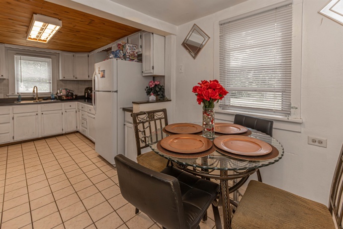 1927 15th, ROCKFORD, Illinois 61104, 2 Bedrooms Bedrooms, ,1 BathroomBathrooms,House,For Sale,15th,202604668