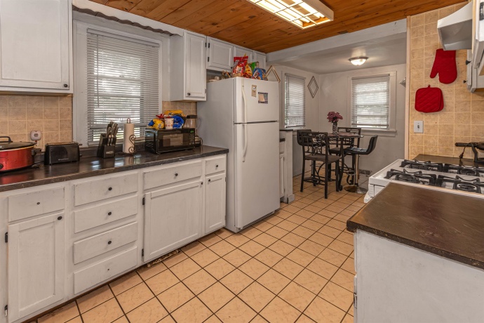 1927 15th, ROCKFORD, Illinois 61104, 2 Bedrooms Bedrooms, ,1 BathroomBathrooms,House,For Sale,15th,202604668