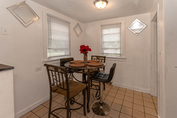 1927 15th, ROCKFORD, Illinois 61104, 2 Bedrooms Bedrooms, ,1 BathroomBathrooms,House,For Sale,15th,202604668