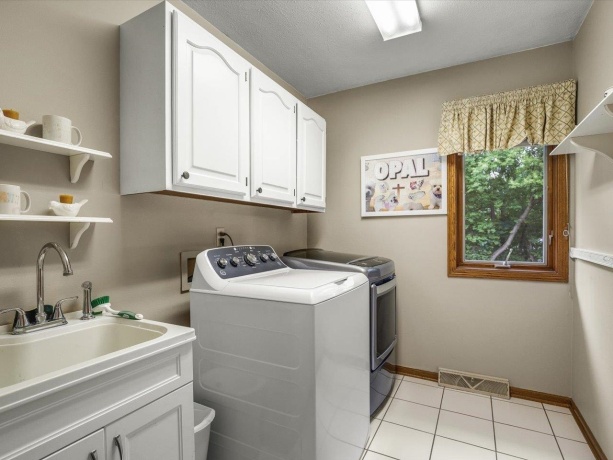 8647 Oakwood Glen, ROCKFORD, Illinois 61108, 4 Bedrooms Bedrooms, ,2 BathroomsBathrooms,House,For Sale,Oakwood Glen,202604692