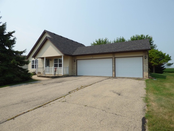 729 Meadow Ridge, LENA, Illinois 61048, 2 Bedrooms Bedrooms, ,1 BathroomBathrooms,House,For Sale,Meadow Ridge,202604703