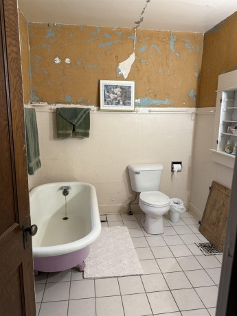 450 West, FREEPORT, Illinois 61032, 4 Bedrooms Bedrooms, ,2 BathroomsBathrooms,House,For Sale,West,202604767
