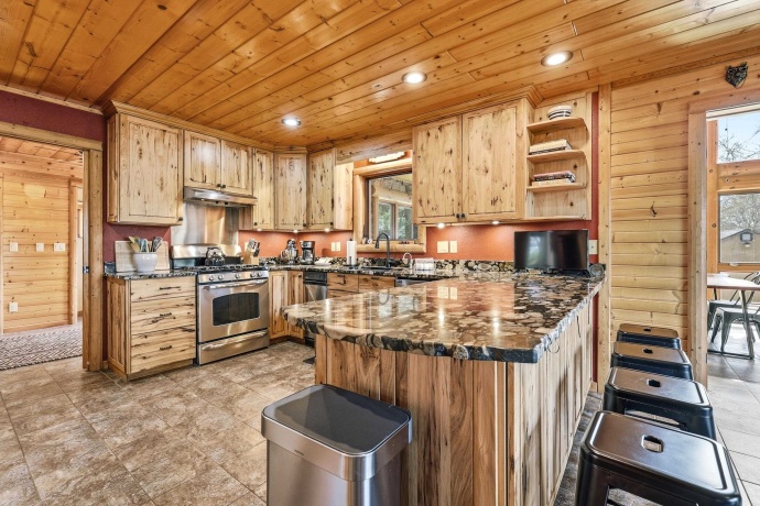 18134 Paradise Valley, DURANGO, Iowa 52039, 6 Bedrooms Bedrooms, ,5 BathroomsBathrooms,House,For Sale,Paradise Valley,202604816