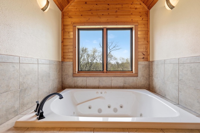 18134 Paradise Valley, DURANGO, Iowa 52039, 6 Bedrooms Bedrooms, ,5 BathroomsBathrooms,House,For Sale,Paradise Valley,202604816