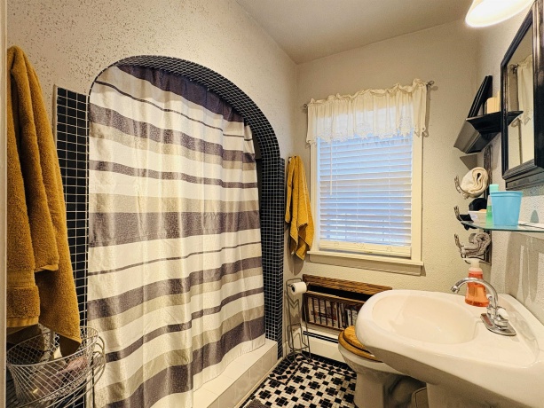 901 Parkview, ROCKFORD, Illinois 61107, 4 Bedrooms Bedrooms, ,1 BathroomBathrooms,House,For Sale,Parkview,202604825