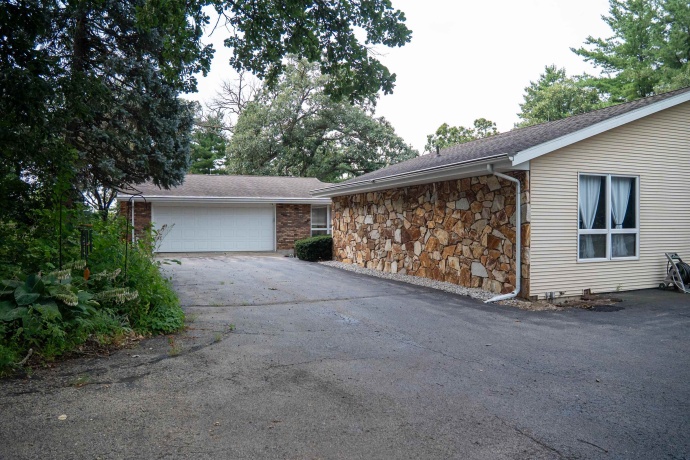 916 Town Line, LEAF RIVER, Illinois 61047, 4 Bedrooms Bedrooms, ,3 BathroomsBathrooms,House,For Sale,Town Line,202604828