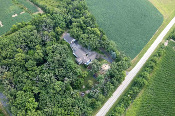 916 Town Line, LEAF RIVER, Illinois 61047, 4 Bedrooms Bedrooms, ,3 BathroomsBathrooms,House,For Sale,Town Line,202604828