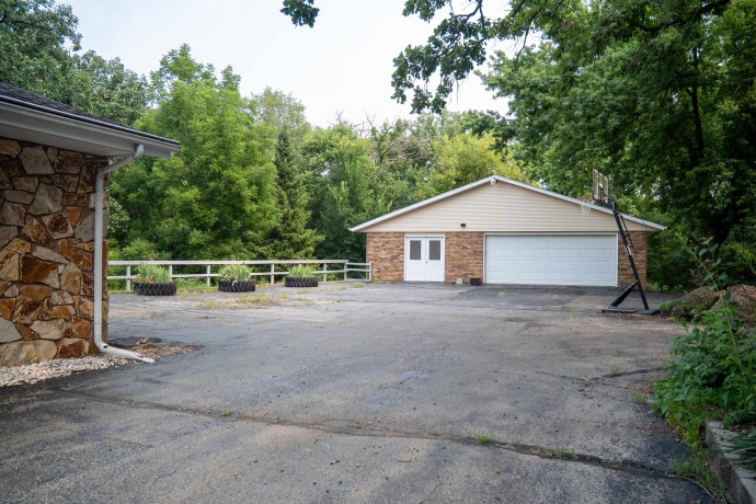 916 Town Line, LEAF RIVER, Illinois 61047, 4 Bedrooms Bedrooms, ,3 BathroomsBathrooms,House,For Sale,Town Line,202604828