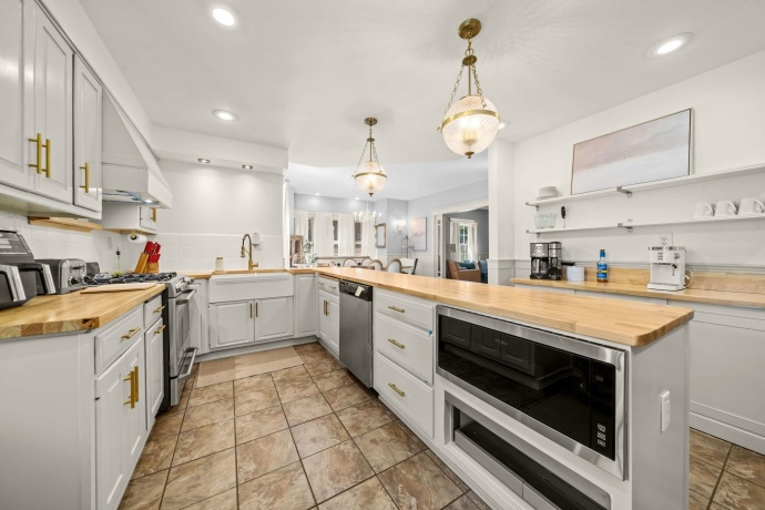 708 Seminary, ROCKFORD, Illinois 61104, 6 Bedrooms Bedrooms, ,3 BathroomsBathrooms,House,For Sale,Seminary,202604829