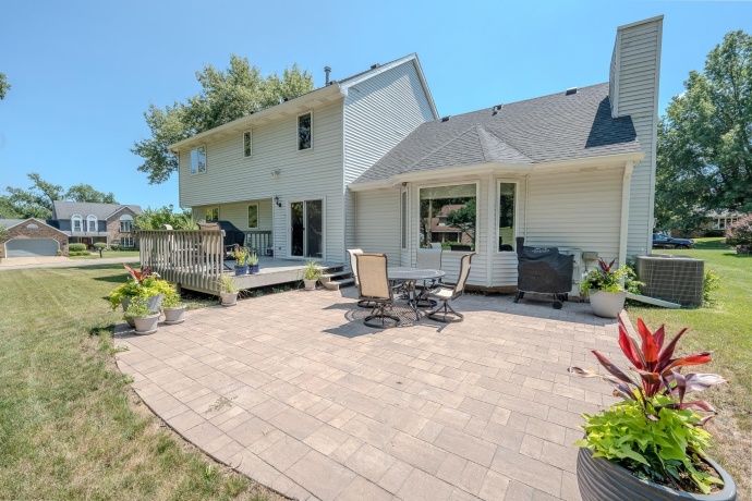 2206 Farmdale, FREEPORT, Illinois 61032, 4 Bedrooms Bedrooms, ,2 BathroomsBathrooms,House,For Sale,Farmdale,202604850