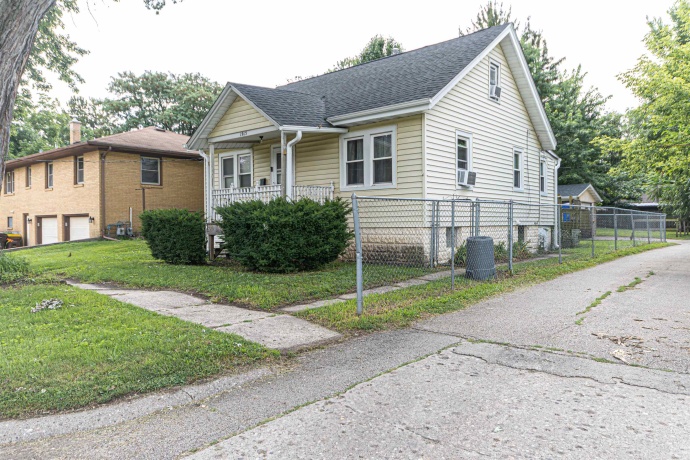 1915 9th, ROCKFORD, Illinois 61104, 3 Bedrooms Bedrooms, ,1 BathroomBathrooms,House,For Sale,9th,202604243